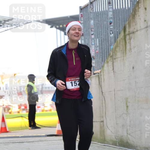 08.12.2024 - St. Pauli X-Mass-Run No. 14 H.Heesch http://msf.ph/oto/7499629 08.12.2024 10:09:50 Ziel 12, 891, 152 meine-sportfotos.de