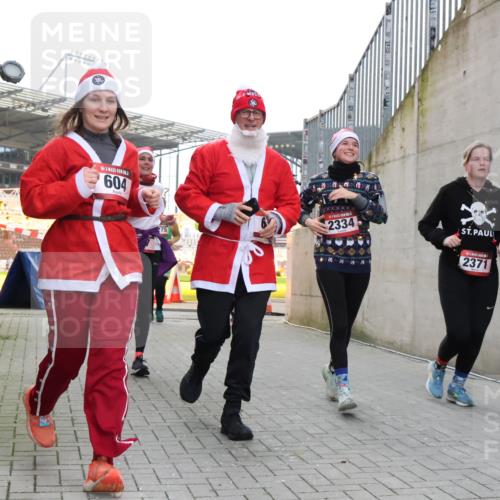 08.12.2024 - St. Pauli X-Mass-Run No. 14 H.Heesch http://msf.ph/oto/7499640 08.12.2024 10:02:55 Ziel 479, 604, 609, 2334, 2371, 187, 604, 609, 1275, 2211, 2334, 2371, 2898 meine-sportfotos.de