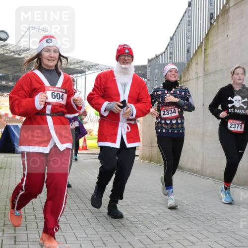 08.12.2024 - St. Pauli X-Mass-Run No. 14 H.Heesch http://msf.ph/oto/7499647 08.12.2024 10:02:55 Ziel 479, 604, 609, 2334, 2371, 187, 604, 609, 1275, 2211, 2334, 2371, 2898 meine-sportfotos.de
