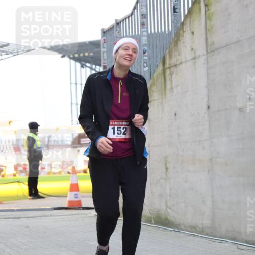 08.12.2024 - St. Pauli X-Mass-Run No. 14 H.Heesch http://msf.ph/oto/7499663 08.12.2024 10:09:50 Ziel 12, 891, 152 meine-sportfotos.de