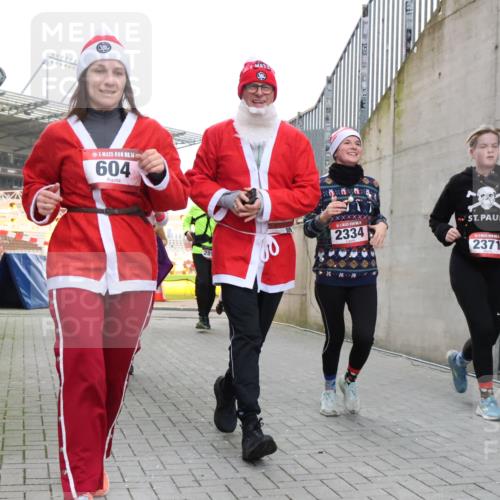 08.12.2024 - St. Pauli X-Mass-Run No. 14 H.Heesch http://msf.ph/oto/7499667 08.12.2024 10:02:55 Ziel 479, 604, 609, 2334, 2371, 187, 604, 609, 1275, 2211, 2334, 2371, 2898 meine-sportfotos.de