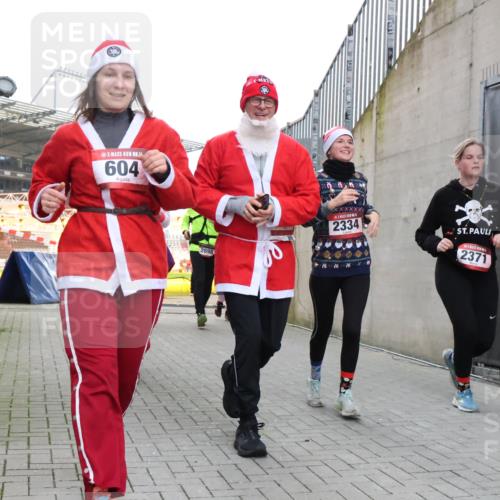 08.12.2024 - St. Pauli X-Mass-Run No. 14 H.Heesch http://msf.ph/oto/7499673 08.12.2024 10:02:55 Ziel 479, 604, 609, 2334, 2371, 187, 604, 609, 1275, 2211, 2334, 2371, 2898 meine-sportfotos.de
