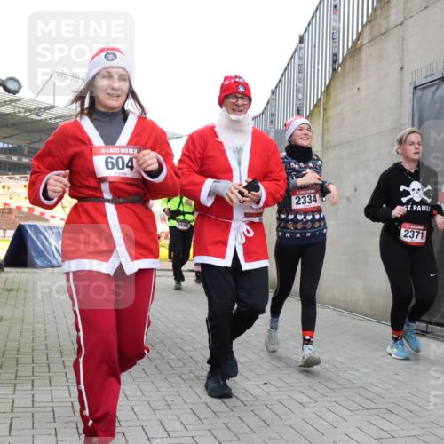 08.12.2024 - St. Pauli X-Mass-Run No. 14 H.Heesch http://msf.ph/oto/7499681 08.12.2024 10:02:55 Ziel 479, 604, 609, 2334, 2371, 187, 604, 609, 1275, 2211, 2334, 2371, 2898 meine-sportfotos.de