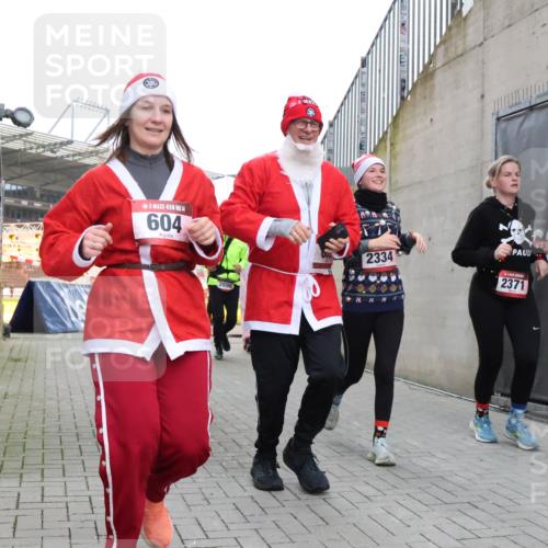 08.12.2024 - St. Pauli X-Mass-Run No. 14 H.Heesch http://msf.ph/oto/7499687 08.12.2024 10:02:55 Ziel 479, 604, 609, 2334, 2371, 187, 604, 609, 1275, 2211, 2334, 2371, 2898 meine-sportfotos.de
