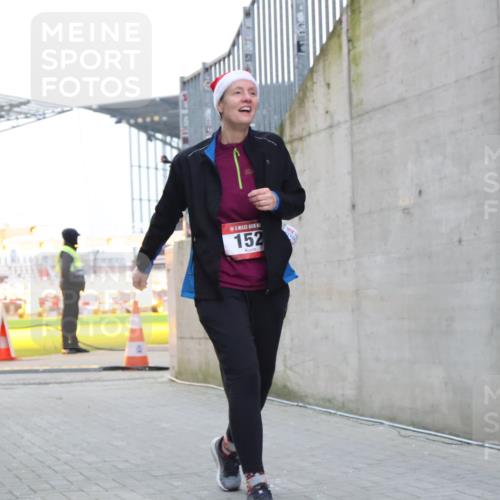 08.12.2024 - St. Pauli X-Mass-Run No. 14 H.Heesch http://msf.ph/oto/7499692 08.12.2024 10:09:51 Ziel 12, 891, 152, 1227 meine-sportfotos.de