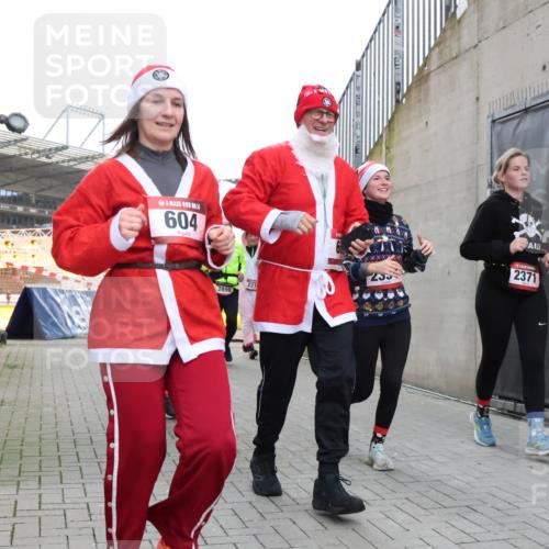 08.12.2024 - St. Pauli X-Mass-Run No. 14 H.Heesch http://msf.ph/oto/7499693 08.12.2024 10:02:55 Ziel 479, 604, 609, 2334, 2371, 187, 604, 609, 1275, 2211, 2334, 2371, 2898 meine-sportfotos.de