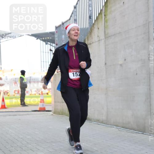 08.12.2024 - St. Pauli X-Mass-Run No. 14 H.Heesch http://msf.ph/oto/7499700 08.12.2024 10:09:51 Ziel 12, 891, 152, 1227 meine-sportfotos.de