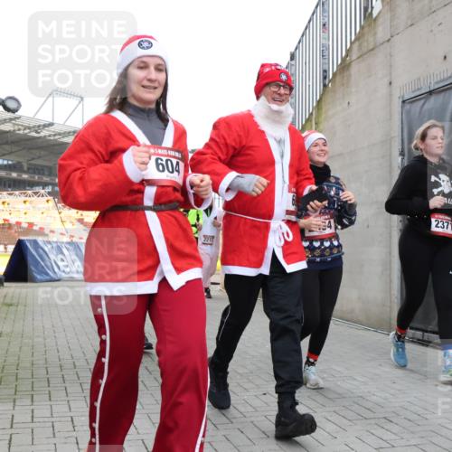 08.12.2024 - St. Pauli X-Mass-Run No. 14 H.Heesch http://msf.ph/oto/7499701 08.12.2024 10:02:55 Ziel 479, 604, 609, 2334, 2371, 187, 604, 609, 1275, 2211, 2334, 2371, 2898 meine-sportfotos.de