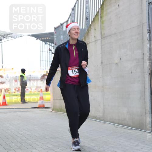 08.12.2024 - St. Pauli X-Mass-Run No. 14 H.Heesch http://msf.ph/oto/7499708 08.12.2024 10:09:51 Ziel 12, 891, 152, 1227 meine-sportfotos.de