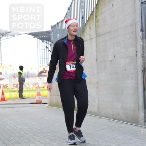08.12.2024 - St. Pauli X-Mass-Run No. 14 H.Heesch http://msf.ph/oto/7499717 08.12.2024 10:09:51 Ziel 12, 891, 152, 1227 meine-sportfotos.de