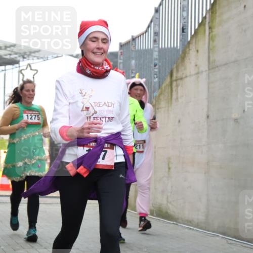 08.12.2024 - St. Pauli X-Mass-Run No. 14 H.Heesch http://msf.ph/oto/7499718 08.12.2024 10:02:56 Ziel 187, 479, 604, 609, 2334, 2371, 187, 604, 609, 1275, 2211, 2334, 2371, 2898, 3104, 3105 meine-sportfotos.de