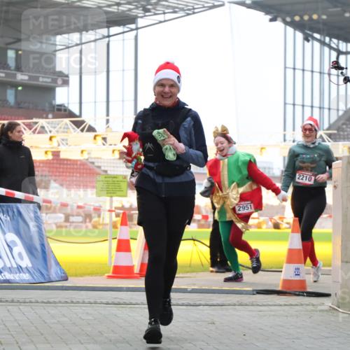 08.12.2024 - St. Pauli X-Mass-Run No. 14 H.Heesch http://msf.ph/oto/7499724 08.12.2024 10:09:58 Ziel 152, 891, 1227, 2210, 2951 meine-sportfotos.de