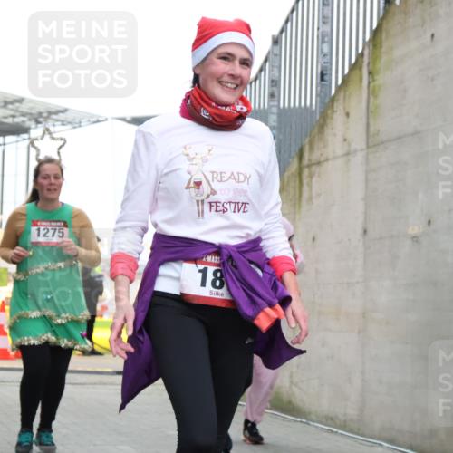08.12.2024 - St. Pauli X-Mass-Run No. 14 H.Heesch http://msf.ph/oto/7499734 08.12.2024 10:02:56 Ziel 187, 479, 604, 609, 2334, 2371, 187, 604, 609, 1275, 2211, 2334, 2371, 2898, 3104, 3105 meine-sportfotos.de