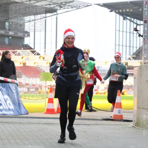 08.12.2024 - St. Pauli X-Mass-Run No. 14 H.Heesch http://msf.ph/oto/7499739 08.12.2024 10:09:58 Ziel 152, 891, 1227, 2210, 2951 meine-sportfotos.de