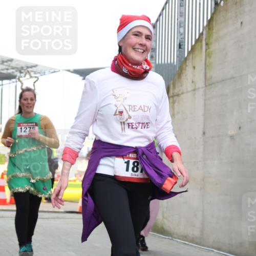 08.12.2024 - St. Pauli X-Mass-Run No. 14 H.Heesch http://msf.ph/oto/7499740 08.12.2024 10:02:56 Ziel 187, 479, 604, 609, 2334, 2371, 187, 604, 609, 1275, 2211, 2334, 2371, 2898, 3104, 3105 meine-sportfotos.de