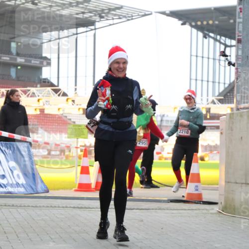 08.12.2024 - St. Pauli X-Mass-Run No. 14 H.Heesch http://msf.ph/oto/7499746 08.12.2024 10:09:58 Ziel 152, 891, 1227, 2210, 2951 meine-sportfotos.de