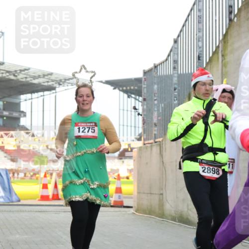 08.12.2024 - St. Pauli X-Mass-Run No. 14 H.Heesch http://msf.ph/oto/7499752 08.12.2024 10:02:57 Ziel 187, 479, 604, 609, 2211, 2334, 2371, 187, 1018, 1275, 2211, 2334, 2371, 2426, 2898, 3104, 3105 meine-sportfotos.de