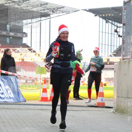 08.12.2024 - St. Pauli X-Mass-Run No. 14 H.Heesch http://msf.ph/oto/7499753 08.12.2024 10:09:58 Ziel 152, 891, 1227, 2210, 2951 meine-sportfotos.de