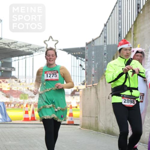 08.12.2024 - St. Pauli X-Mass-Run No. 14 H.Heesch http://msf.ph/oto/7499758 08.12.2024 10:02:57 Ziel 187, 479, 604, 609, 2211, 2334, 2371, 187, 1018, 1275, 2211, 2334, 2371, 2426, 2898, 3104, 3105 meine-sportfotos.de