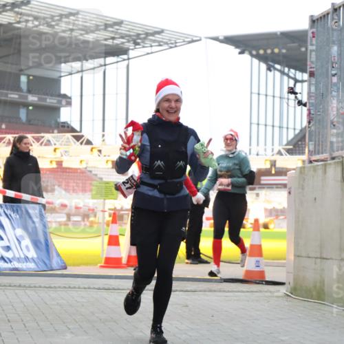 08.12.2024 - St. Pauli X-Mass-Run No. 14 H.Heesch http://msf.ph/oto/7499768 08.12.2024 10:09:58 Ziel 152, 891, 1227, 2210, 2951 meine-sportfotos.de