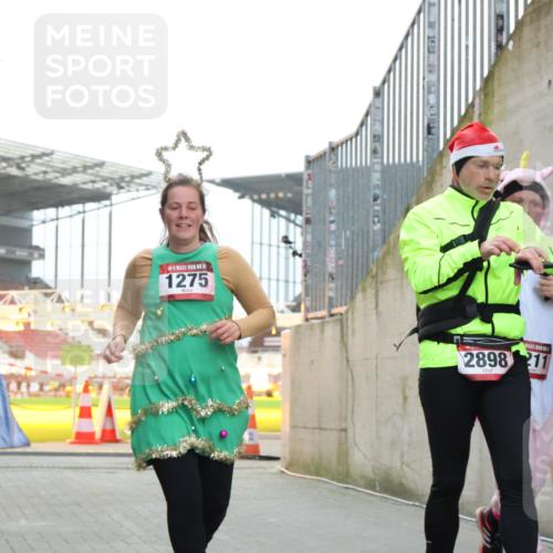 08.12.2024 - St. Pauli X-Mass-Run No. 14 H.Heesch http://msf.ph/oto/7499770 08.12.2024 10:02:57 Ziel 187, 479, 604, 609, 2211, 2334, 2371, 187, 1018, 1275, 2211, 2334, 2371, 2426, 2898, 3104, 3105 meine-sportfotos.de