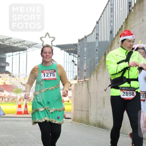 08.12.2024 - St. Pauli X-Mass-Run No. 14 H.Heesch http://msf.ph/oto/7499777 08.12.2024 10:02:57 Ziel 187, 479, 604, 609, 2211, 2334, 2371, 187, 1018, 1275, 2211, 2334, 2371, 2426, 2898, 3104, 3105 meine-sportfotos.de
