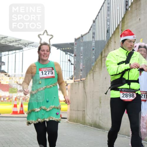 08.12.2024 - St. Pauli X-Mass-Run No. 14 H.Heesch http://msf.ph/oto/7499784 08.12.2024 10:02:57 Ziel 187, 479, 604, 609, 2211, 2334, 2371, 187, 1018, 1275, 2211, 2334, 2371, 2426, 2898, 3104, 3105 meine-sportfotos.de