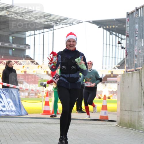 08.12.2024 - St. Pauli X-Mass-Run No. 14 H.Heesch http://msf.ph/oto/7499787 08.12.2024 10:09:59 Ziel 152, 1227, 513, 1227, 2210, 2951 meine-sportfotos.de