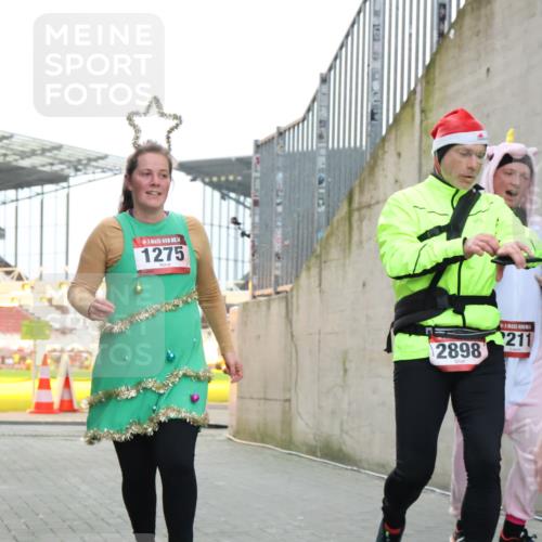 08.12.2024 - St. Pauli X-Mass-Run No. 14 H.Heesch http://msf.ph/oto/7499790 08.12.2024 10:02:58 Ziel 187, 479, 604, 609, 1275, 2211, 2334, 2371, 2898, 187, 1018, 1275, 2211, 2426, 2898, 3104, 3105 meine-sportfotos.de