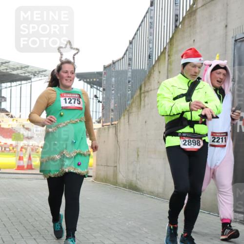 08.12.2024 - St. Pauli X-Mass-Run No. 14 H.Heesch http://msf.ph/oto/7499804 08.12.2024 10:02:58 Ziel 187, 479, 604, 609, 1275, 2211, 2334, 2371, 2898, 187, 1018, 1275, 2211, 2426, 2898, 3104, 3105 meine-sportfotos.de