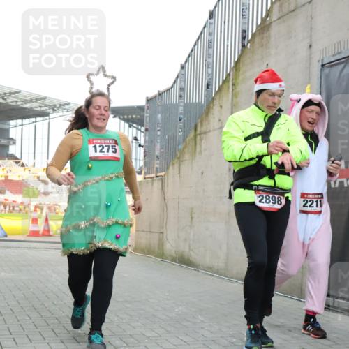 08.12.2024 - St. Pauli X-Mass-Run No. 14 H.Heesch http://msf.ph/oto/7499810 08.12.2024 10:02:58 Ziel 187, 479, 604, 609, 1275, 2211, 2334, 2371, 2898, 187, 1018, 1275, 2211, 2426, 2898, 3104, 3105 meine-sportfotos.de