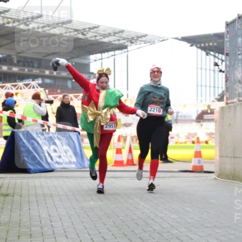 08.12.2024 - St. Pauli X-Mass-Run No. 14 H.Heesch http://msf.ph/oto/7499814 08.12.2024 10:10:00 Ziel 152, 1227, 513, 1227, 2210, 2951 meine-sportfotos.de
