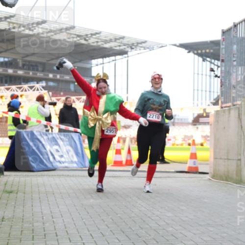 08.12.2024 - St. Pauli X-Mass-Run No. 14 H.Heesch http://msf.ph/oto/7499823 08.12.2024 10:10:00 Ziel 152, 1227, 513, 1227, 2210, 2951 meine-sportfotos.de