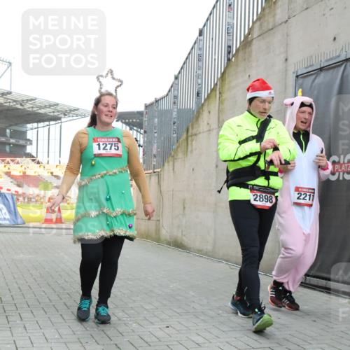 08.12.2024 - St. Pauli X-Mass-Run No. 14 H.Heesch http://msf.ph/oto/7499826 08.12.2024 10:02:58 Ziel 187, 479, 604, 609, 1275, 2211, 2334, 2371, 2898, 187, 1018, 1275, 2211, 2426, 2898, 3104, 3105 meine-sportfotos.de