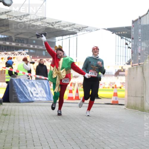 08.12.2024 - St. Pauli X-Mass-Run No. 14 H.Heesch http://msf.ph/oto/7499831 08.12.2024 10:10:00 Ziel 152, 1227, 513, 1227, 2210, 2951 meine-sportfotos.de