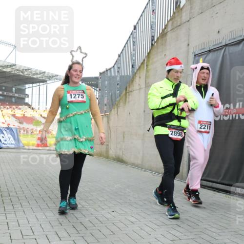 08.12.2024 - St. Pauli X-Mass-Run No. 14 H.Heesch http://msf.ph/oto/7499834 08.12.2024 10:02:58 Ziel 187, 479, 604, 609, 1275, 2211, 2334, 2371, 2898, 187, 1018, 1275, 2211, 2426, 2898, 3104, 3105 meine-sportfotos.de