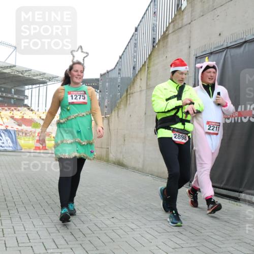 08.12.2024 - St. Pauli X-Mass-Run No. 14 H.Heesch http://msf.ph/oto/7499841 08.12.2024 10:02:58 Ziel 187, 479, 604, 609, 1275, 2211, 2334, 2371, 2898, 187, 1018, 1275, 2211, 2426, 2898, 3104, 3105 meine-sportfotos.de