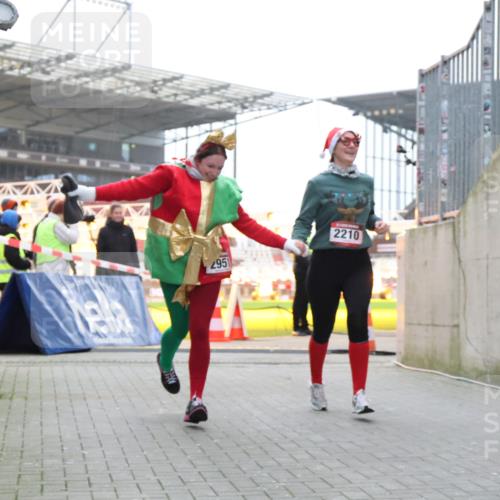 08.12.2024 - St. Pauli X-Mass-Run No. 14 H.Heesch http://msf.ph/oto/7499847 08.12.2024 10:10:01 Ziel 152, 1227, 2951, 513, 1227, 2210, 2951 meine-sportfotos.de