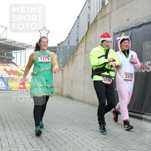 08.12.2024 - St. Pauli X-Mass-Run No. 14 H.Heesch http://msf.ph/oto/7499849 08.12.2024 10:02:58 Ziel 187, 479, 604, 609, 1275, 2211, 2334, 2371, 2898, 187, 1018, 1275, 2211, 2426, 2898, 3104, 3105 meine-sportfotos.de