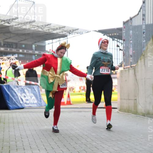 08.12.2024 - St. Pauli X-Mass-Run No. 14 H.Heesch http://msf.ph/oto/7499854 08.12.2024 10:10:01 Ziel 152, 1227, 2951, 513, 1227, 2210, 2951 meine-sportfotos.de