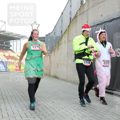 08.12.2024 - St. Pauli X-Mass-Run No. 14 H.Heesch http://msf.ph/oto/7499855 08.12.2024 10:02:58 Ziel 187, 479, 604, 609, 1275, 2211, 2334, 2371, 2898, 187, 1018, 1275, 2211, 2426, 2898, 3104, 3105 meine-sportfotos.de