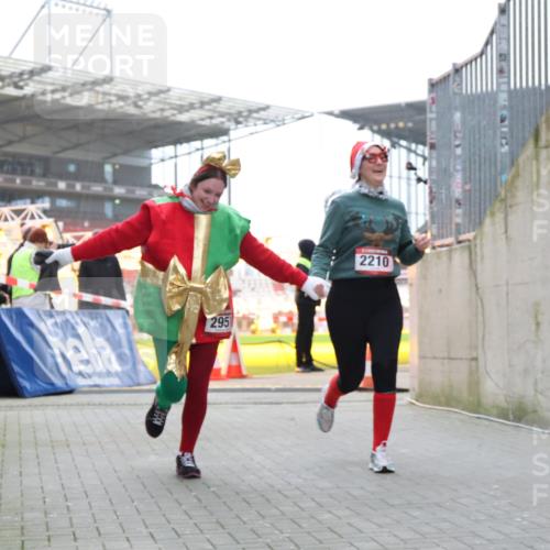 08.12.2024 - St. Pauli X-Mass-Run No. 14 H.Heesch http://msf.ph/oto/7499859 08.12.2024 10:10:01 Ziel 152, 1227, 2951, 513, 1227, 2210, 2951 meine-sportfotos.de