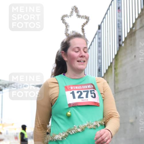 08.12.2024 - St. Pauli X-Mass-Run No. 14 H.Heesch http://msf.ph/oto/7499860 08.12.2024 10:02:59 Ziel 187, 479, 604, 609, 1275, 2211, 2334, 2371, 2898, 1018, 1275, 2211, 2426, 2898, 3104, 3105 meine-sportfotos.de