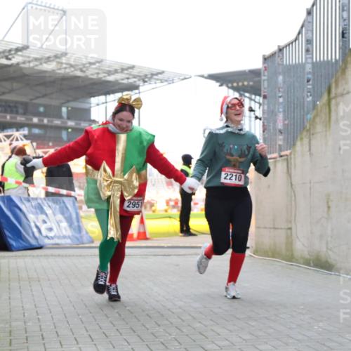 08.12.2024 - St. Pauli X-Mass-Run No. 14 H.Heesch http://msf.ph/oto/7499871 08.12.2024 10:10:01 Ziel 152, 1227, 2951, 513, 1227, 2210, 2951 meine-sportfotos.de