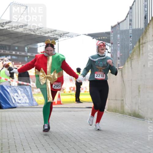 08.12.2024 - St. Pauli X-Mass-Run No. 14 H.Heesch http://msf.ph/oto/7499878 08.12.2024 10:10:01 Ziel 152, 1227, 2951, 513, 1227, 2210, 2951 meine-sportfotos.de