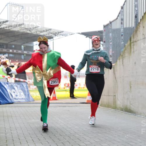 08.12.2024 - St. Pauli X-Mass-Run No. 14 H.Heesch http://msf.ph/oto/7499885 08.12.2024 10:10:01 Ziel 152, 1227, 2951, 513, 1227, 2210, 2951 meine-sportfotos.de