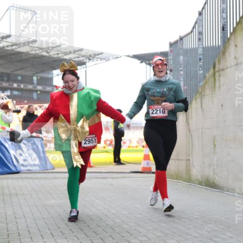 08.12.2024 - St. Pauli X-Mass-Run No. 14 H.Heesch http://msf.ph/oto/7499891 08.12.2024 10:10:01 Ziel 152, 1227, 2951, 513, 1227, 2210, 2951 meine-sportfotos.de