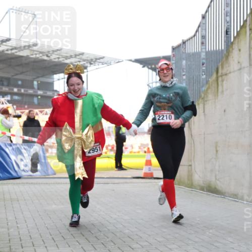 08.12.2024 - St. Pauli X-Mass-Run No. 14 H.Heesch http://msf.ph/oto/7499897 08.12.2024 10:10:01 Ziel 152, 1227, 2951, 513, 1227, 2210, 2951 meine-sportfotos.de