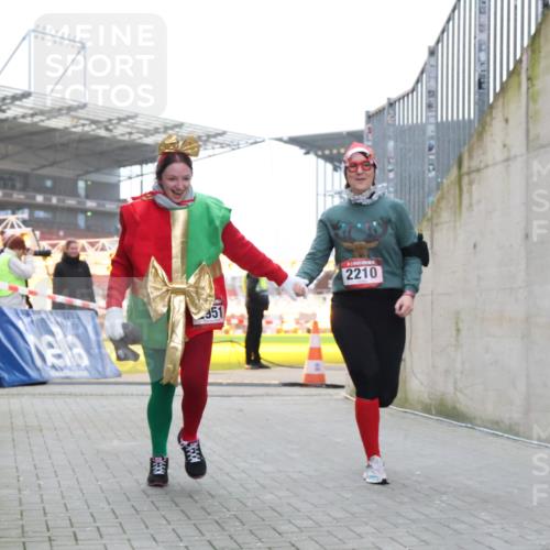08.12.2024 - St. Pauli X-Mass-Run No. 14 H.Heesch http://msf.ph/oto/7499904 08.12.2024 10:10:01 Ziel 152, 1227, 2951, 513, 1227, 2210, 2951 meine-sportfotos.de