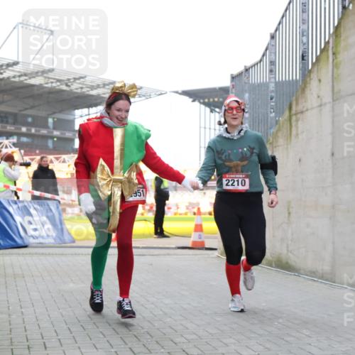 08.12.2024 - St. Pauli X-Mass-Run No. 14 H.Heesch http://msf.ph/oto/7499914 08.12.2024 10:10:01 Ziel 152, 1227, 2951, 513, 1227, 2210, 2951 meine-sportfotos.de